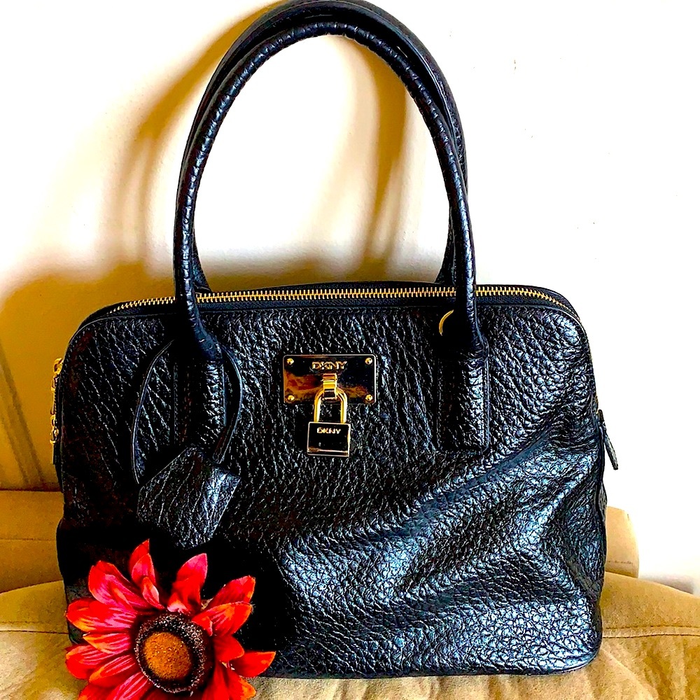 Beautiful CHIC LEATHER DKNY BAG🌺